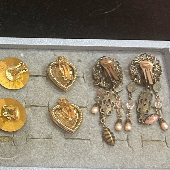 9 pairs of Vintage Clip on earrings. - Picture 10 of 13